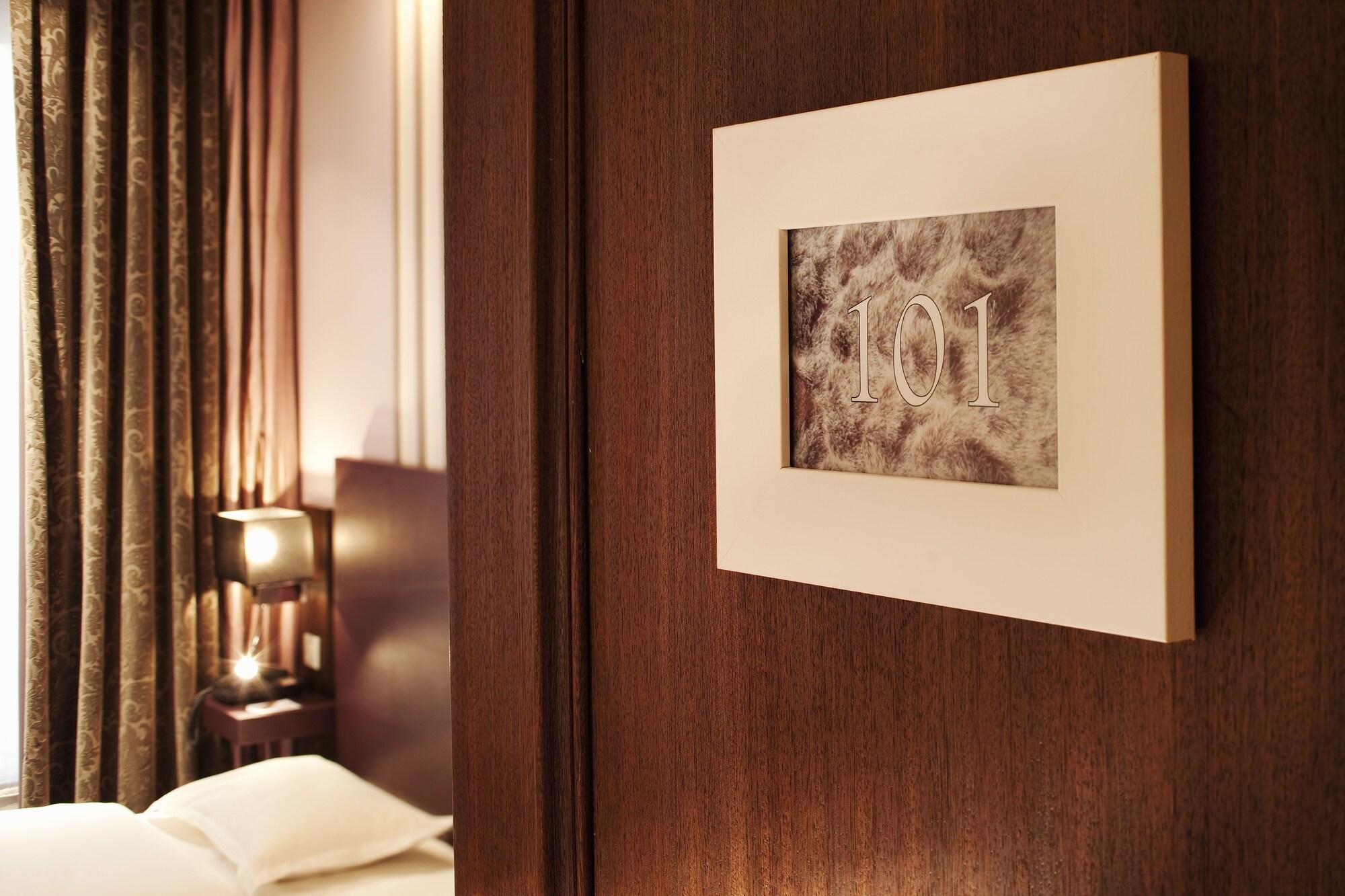 สตาร์ ช็องเซลิเซ่ Hotel ปารีส ภายนอก รูปภาพ